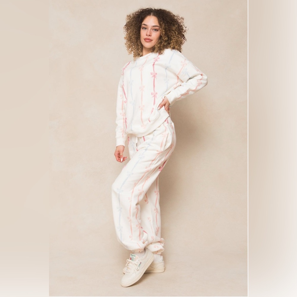 Ivy City Co. sweatsuit in bow print